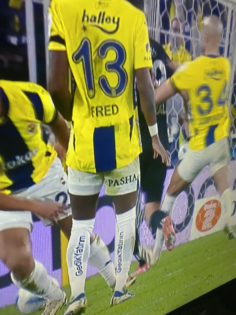 XHakemi's tweet photo. Fenerbahçe - Çaykur Rizespor mücadelesinde Skriniar - Olawoyin mücadelesinde verilen penaltı ve sarı kart kararları hatalı ❌

Oyuncu müdahale gerçekleştirmeden düşme eylemi başlıyor, faul gerektirmez.

Ardından Sofyan Amrabat, Ghezzal’a yaptığı müdahalenin ardından kırmızı kart görmeliydi🔴

#FBvRİZ