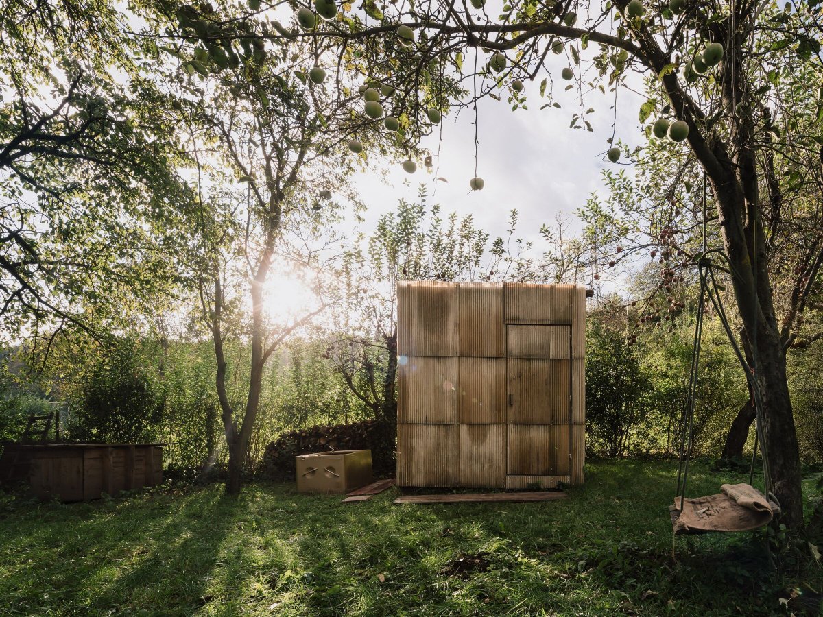 Archello's tweet image. IK-Associates’ upcycled sauna repurposes salvaged wood, pallets, and cement-bonded boards, insulated with raw sheep wool for a sustainable build. 
buff.ly/3WF1Ut9

#UpcycledArchitecture #SustainableBuilding #MaterialReuse