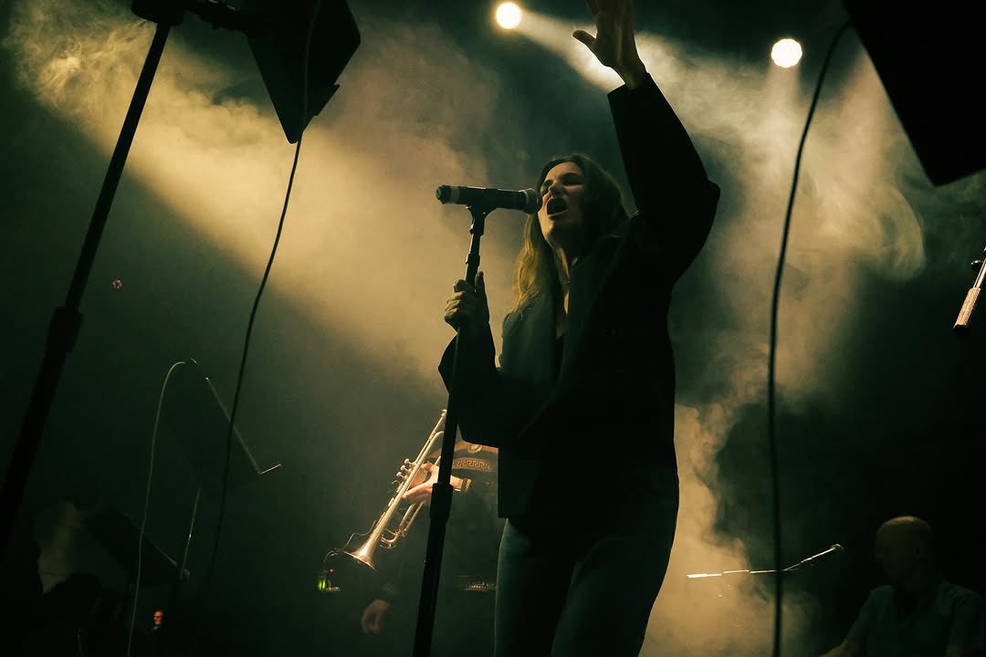 bigIttIeIies's tweet image. she looks like her lover’s got humor and shes the giggle at the funeral