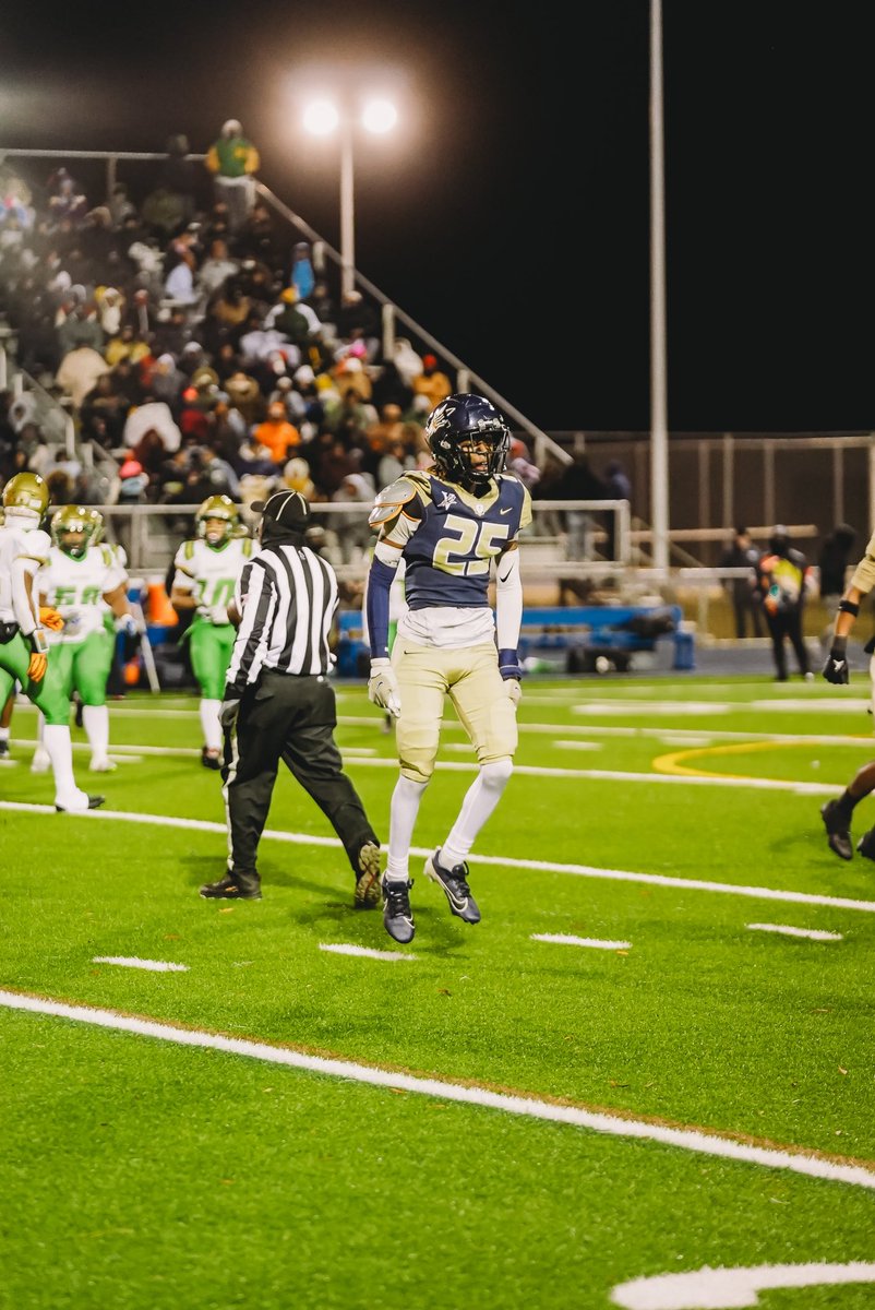 showtimederek's tweet photo. recruitment still 100% Open will not be signing on signing day #whereshome? needa schedule some visits👀 @coachmlew @2GODIOTs @RecruitingVHSFB https://t.co/fUNm0fAgiS