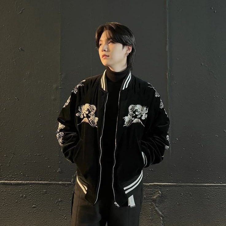 PBTSBR's tweet photo. 🚨 RT, COPIA E COLA
🎯 META: 100 Comentários 
⬇️ Use;

WE LOVE YOU YOONGI 
FLOWERS FOR YOONGI 
WE WILL WAIT FOR YOU YOONGI
OUR LOTUS FLOWER MIN YOONGI 
#SUGA #슈가 #방탄소년단슈가 
#BTSSUGA #シュガ #AgustD https://t.co/CDLzBo4kxs