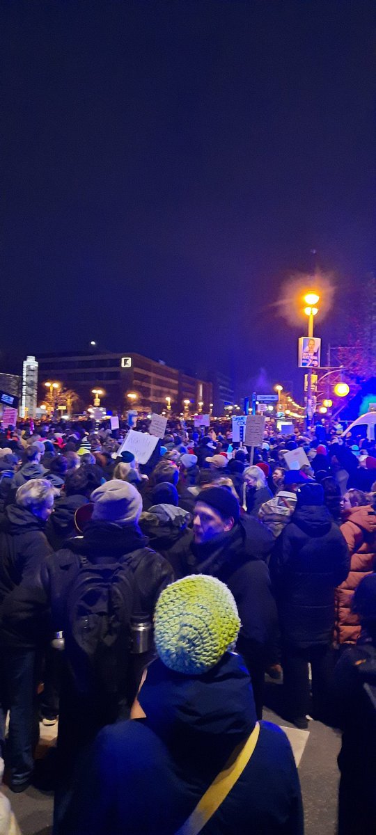 WOW! Es sind weit über 300.000 Menschen beim Aufstand der Anständigen in Berlin! Die Demo ist so voll, dass die Polizei die Strecke zwischen CDU-Parteizentrale und Siegessäule zur Abschlusskundgebung umdeklariert hat! 1,5 Kilometer Hauptstraße. Und die sind brechend voll! #b0202