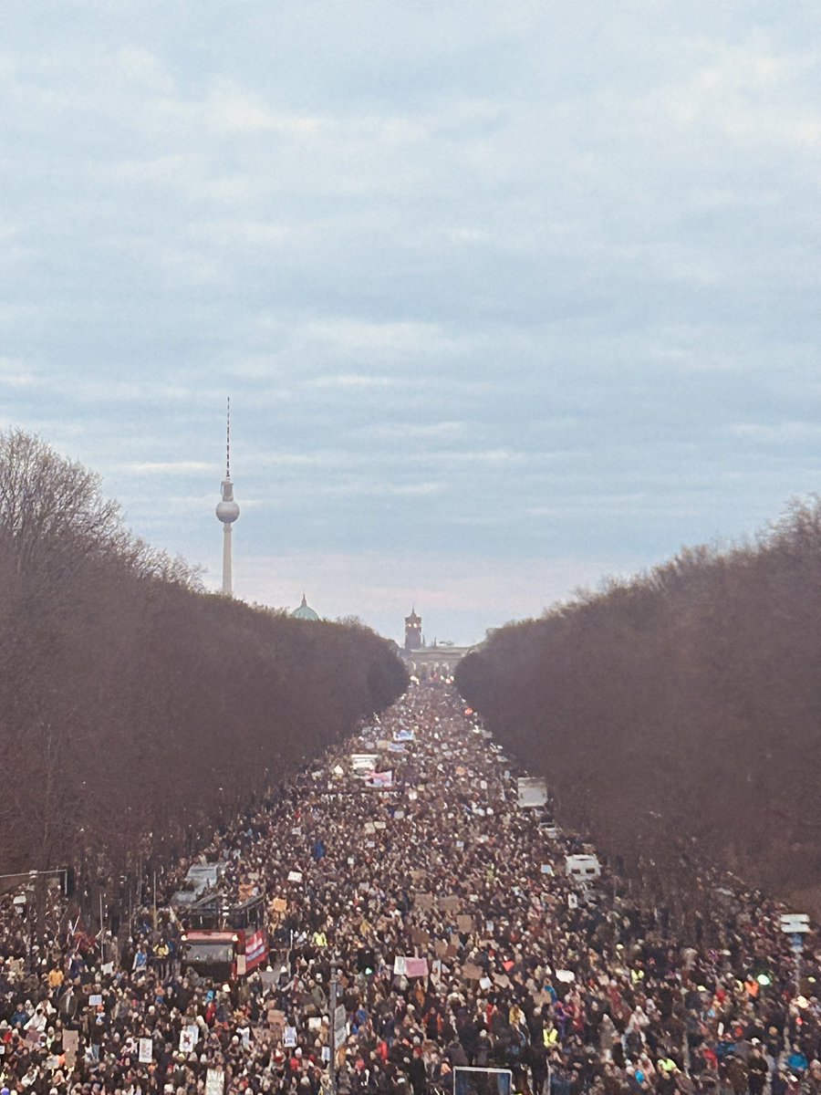 politicalbeauty's tweet image. WOW! Es sind weit über 300.000 Menschen beim Aufstand der Anständigen in Berlin! Die Demo ist so voll, dass die Polizei die Strecke zwischen CDU-Parteizentrale und Siegessäule zur Abschlusskundgebung umdeklariert hat! 1,5 Kilometer Hauptstraße. Und die sind brechend voll! #b0202