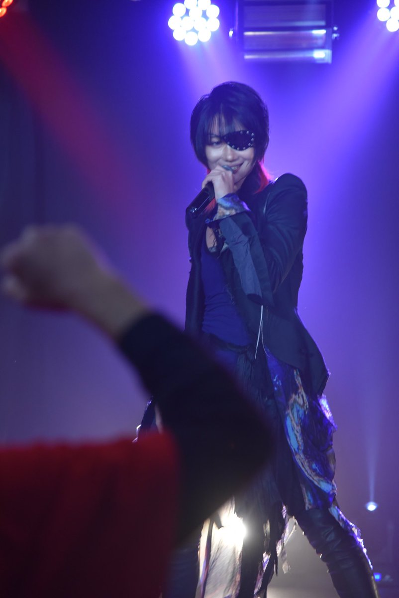 IamHYDEVIL's tweet photo. ちょうどいい眼帯があったからいいものの
ただのものもらいなのガチうけぴ
撮影に集中せずに湧いてほしいからこそ
今まで撮影禁止だったけれど
ライヴ写真無かったから嬉しいな

目閉じて歌う率高いっぽくて
400枚くらいあった写真ほとんど目閉じてた
わろ https://t.co/uZZSIbPLVo
