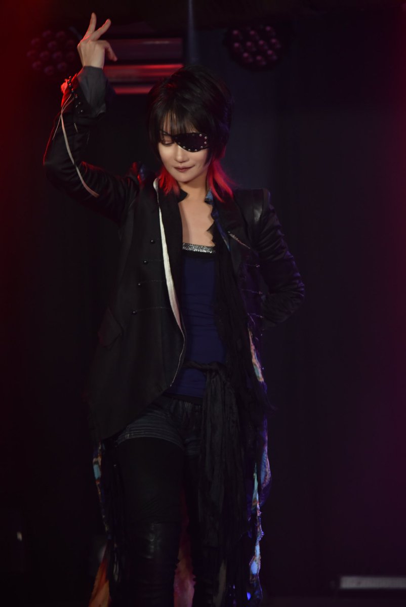 IamHYDEVIL's tweet photo. ちょうどいい眼帯があったからいいものの
ただのものもらいなのガチうけぴ
撮影に集中せずに湧いてほしいからこそ
今まで撮影禁止だったけれど
ライヴ写真無かったから嬉しいな

目閉じて歌う率高いっぽくて
400枚くらいあった写真ほとんど目閉じてた
わろ https://t.co/uZZSIbPLVo