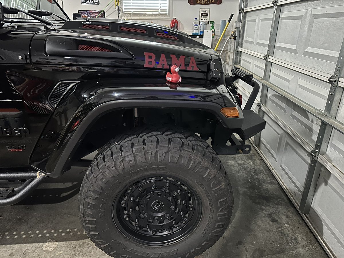 TomandBunny's tweet image. Lookie at our newest edition to our BAMA Jeep 🏈🦆😎

#JeepLife #DuckDuckJeep #JeepWave #JeepDucks #DuckingJeeps #JeepLove #OffRoadAdventures #JeepNation #4x4Life #JeepFamily #AlabamaFootball #RollTide #BamaJeep #CrimsonTide #rtr