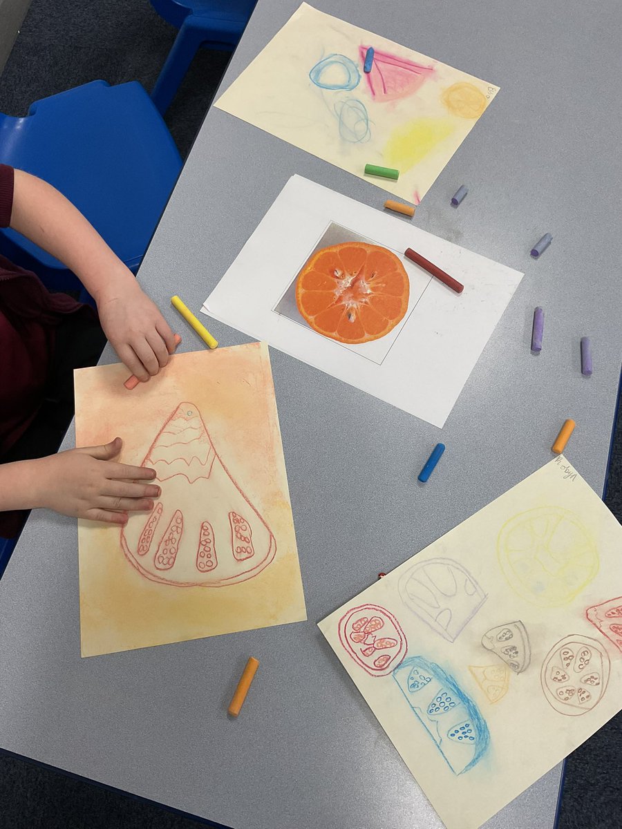 PDA_Y2's tweet image. Enjoying exploring and developing our ideas as we experiment with chalk pastels in after school art club. 😊⭐️😊⭐️#pdaart #pdaclubs