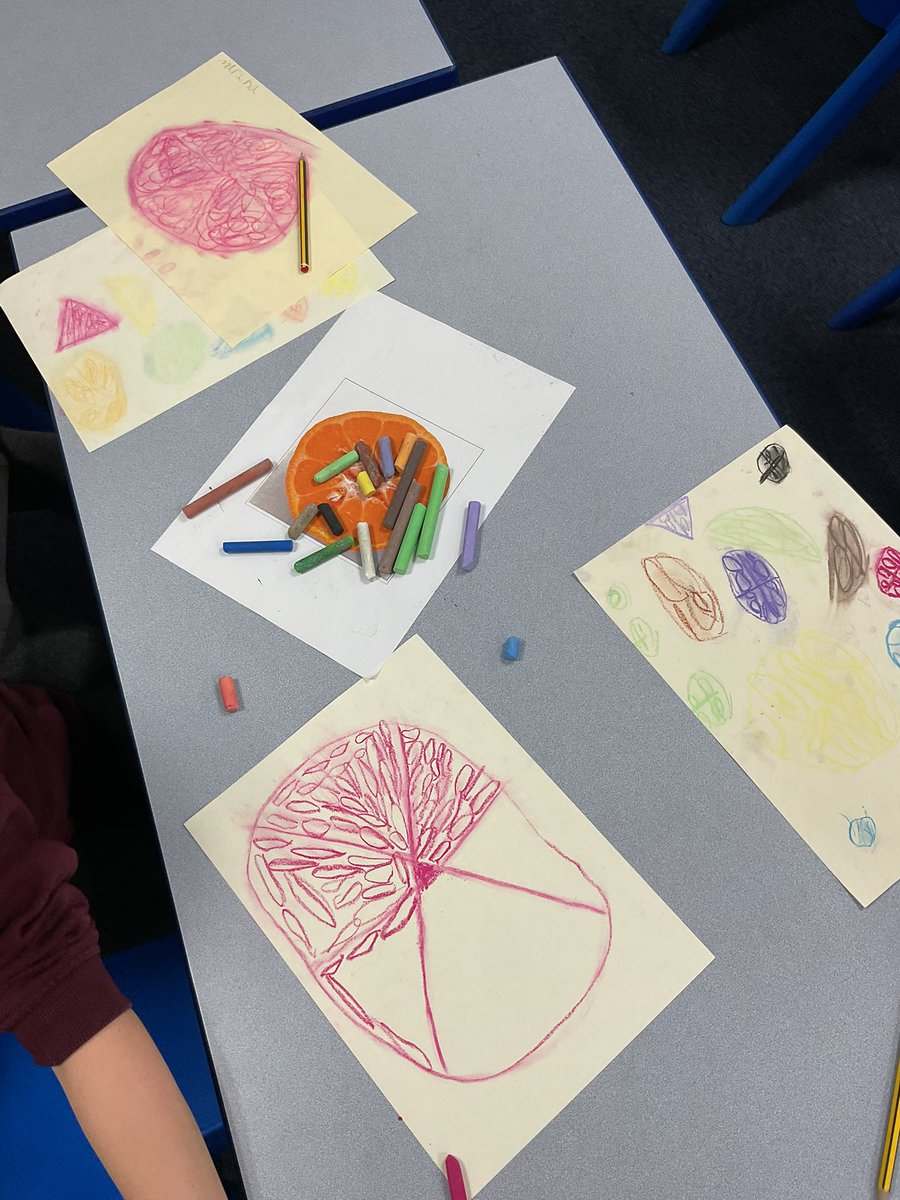 PDA_Y2's tweet image. Enjoying exploring and developing our ideas as we experiment with chalk pastels in after school art club. 😊⭐️😊⭐️#pdaart #pdaclubs