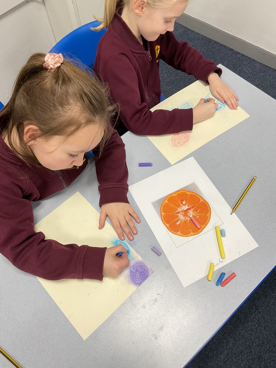 PDA_Y2's tweet image. Enjoying exploring and developing our ideas as we experiment with chalk pastels in after school art club. 😊⭐️😊⭐️#pdaart #pdaclubs