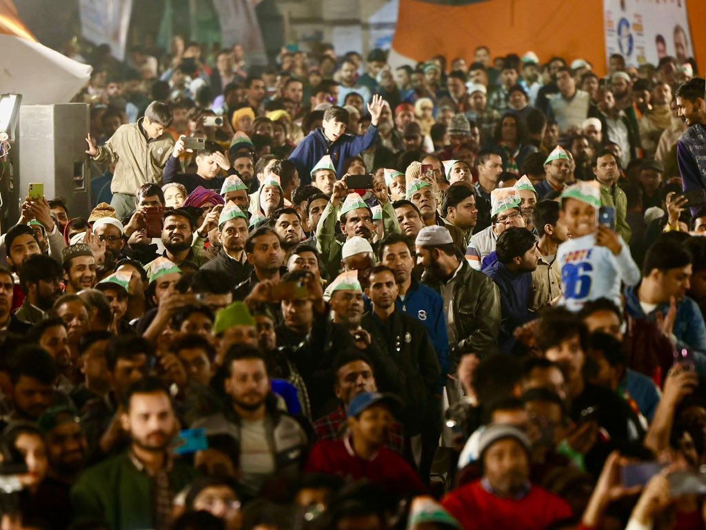 नेता विपक्ष श्री <a href="/RahulGandhi/">Rahul Gandhi</a> जी ने हौज काजी चौक में विशाल जनसभा को संबोधित किया।

AAP और BJP ने जनता को सिर्फ झूठे सपने दिखाए और संविधान पर हमला किया। 

लेकिन अब दिल्ली की जनता संविधान पर आक्रमण करने वालों को करारा जवाब देगी।