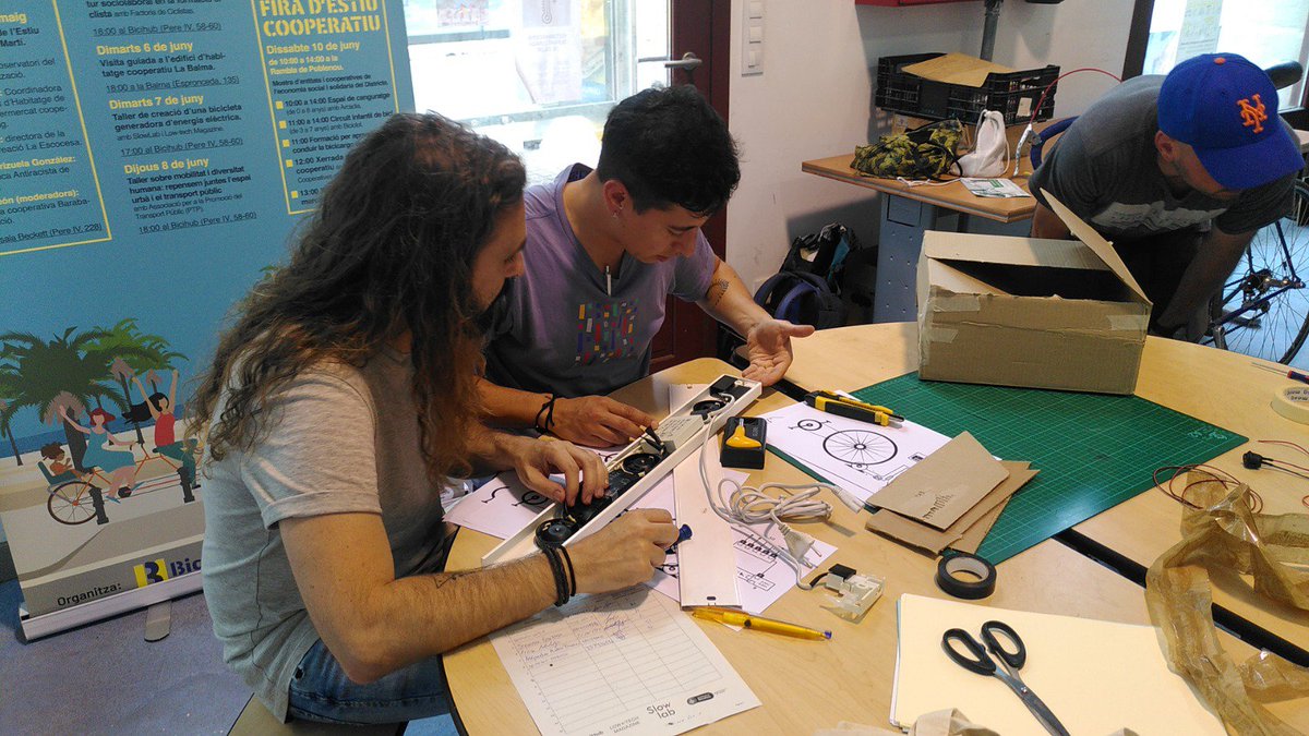 AjuntamentVLC's tweet photo. 💡@vlcclimaenergia concluye el taller práctico de #BiciGenerador🚲, para aprender a construir un generador eléctrico a partir de una bicicleta estática convencional.

🟡Una forma creativa de generar energía mediante tecnologías low-tech.

🇪🇺Con financiación del proyecto FEEL. https://t.co/APq75Qqggt