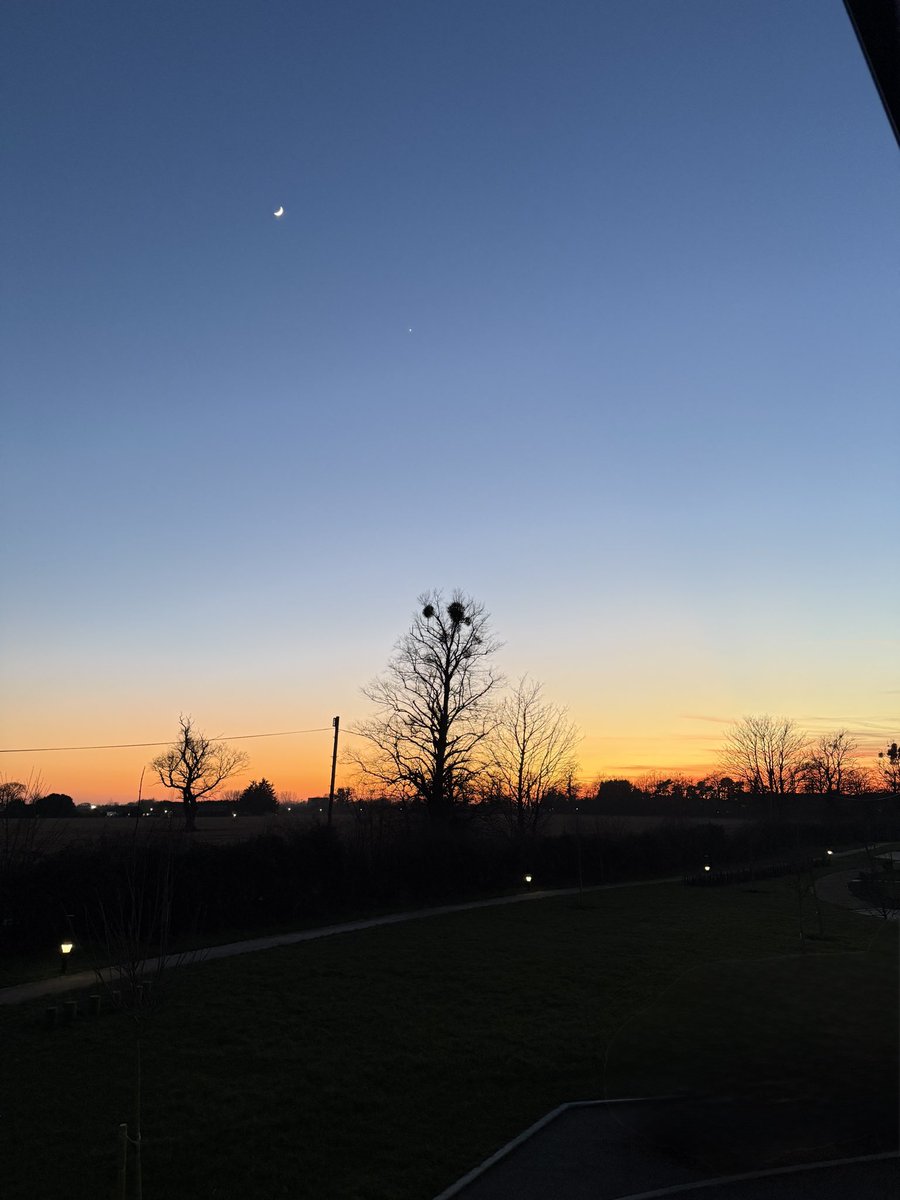 Poppyhindley's tweet photo. Forever loving a sky of pretty colours 🫶 #sunrise #wintersun #sunset https://t.co/P9pOSgK1HZ