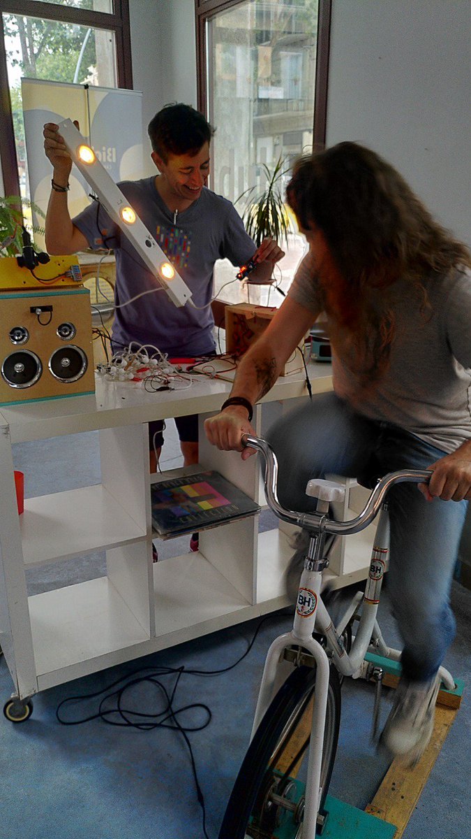 AjuntamentVLC's tweet photo. 💡@vlcclimaenergia concluye el taller práctico de #BiciGenerador🚲, para aprender a construir un generador eléctrico a partir de una bicicleta estática convencional.

🟡Una forma creativa de generar energía mediante tecnologías low-tech.

🇪🇺Con financiación del proyecto FEEL. https://t.co/APq75Qqggt