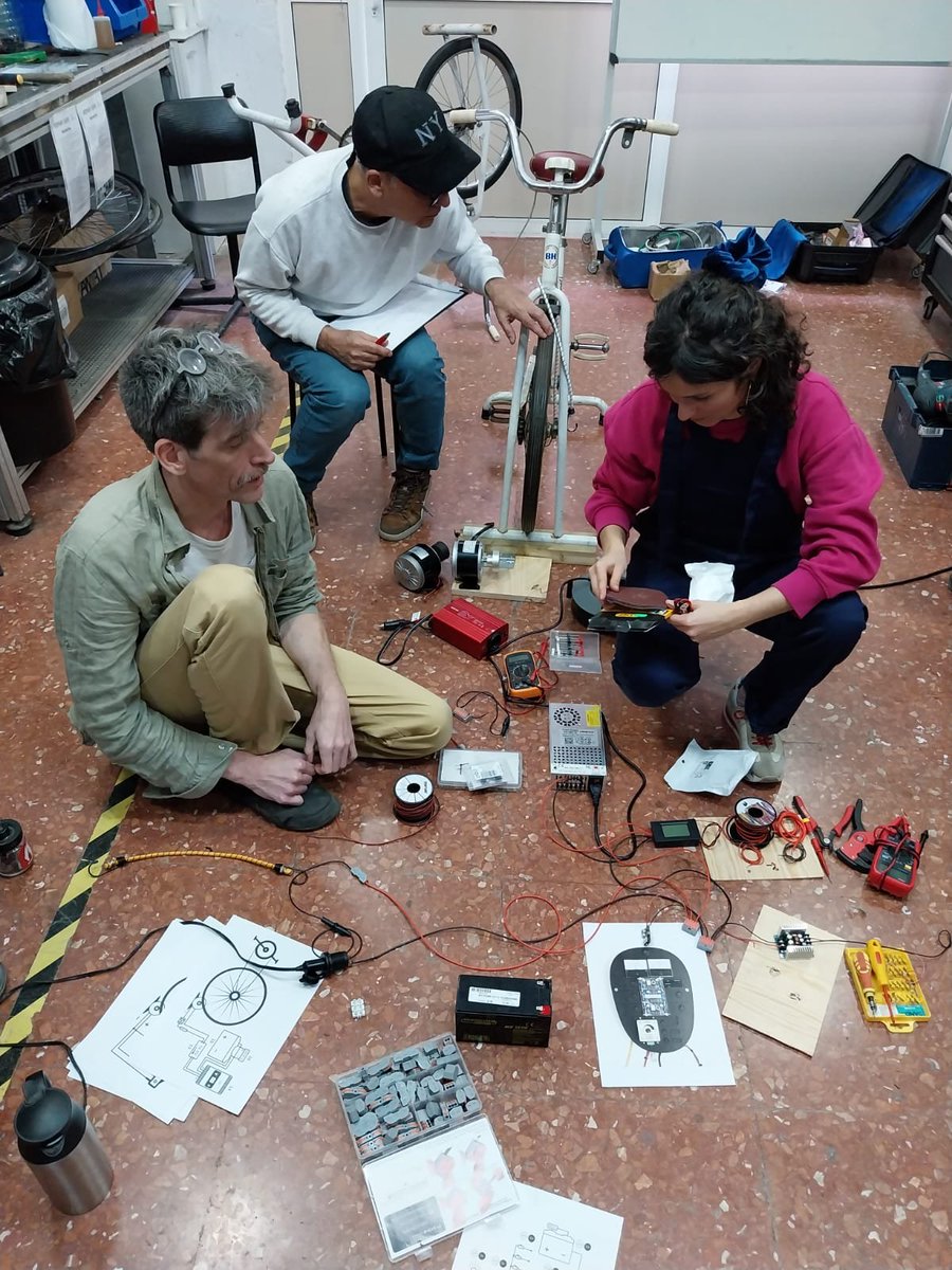 AjuntamentVLC's tweet photo. 💡@vlcclimaenergia concluye el taller práctico de #BiciGenerador🚲, para aprender a construir un generador eléctrico a partir de una bicicleta estática convencional.

🟡Una forma creativa de generar energía mediante tecnologías low-tech.

🇪🇺Con financiación del proyecto FEEL. https://t.co/APq75Qqggt