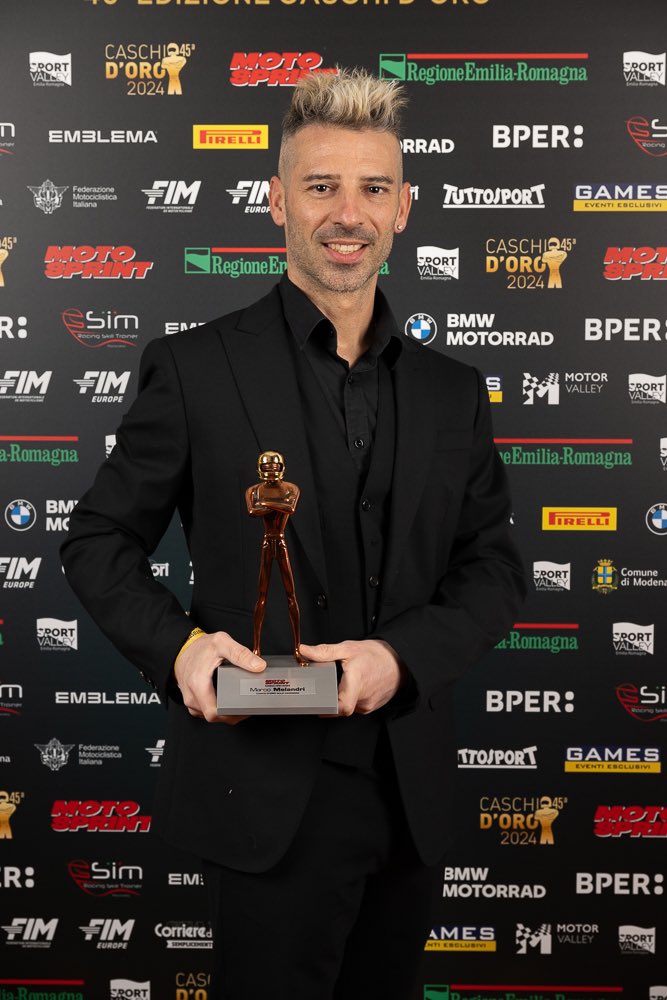 Sono cresciuto aspettando il mercoledi in edicola @motosprintofficial , sognando di diventare pilota.
Dopo oltre 30 anni ricevere un Casco d’Oro alla carriera mi riempie di orgoglio e soddisfazione!
Vedere la Marty cosi gasata per il suo babbo è stato come vincere un’altra gara.