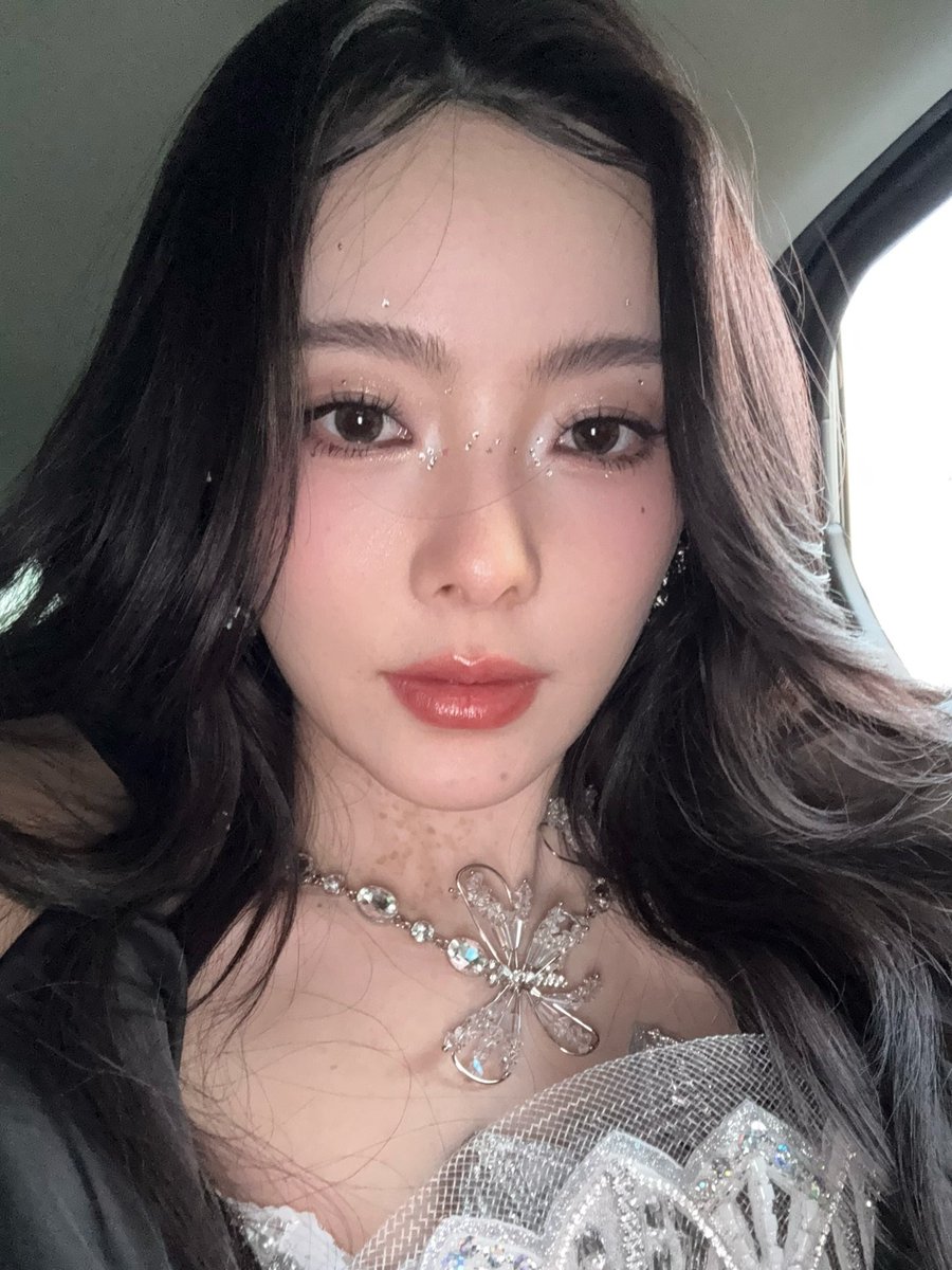 czxfolder's tweet photo. she was insane for this makeup https://t.co/RI5EuG33qD