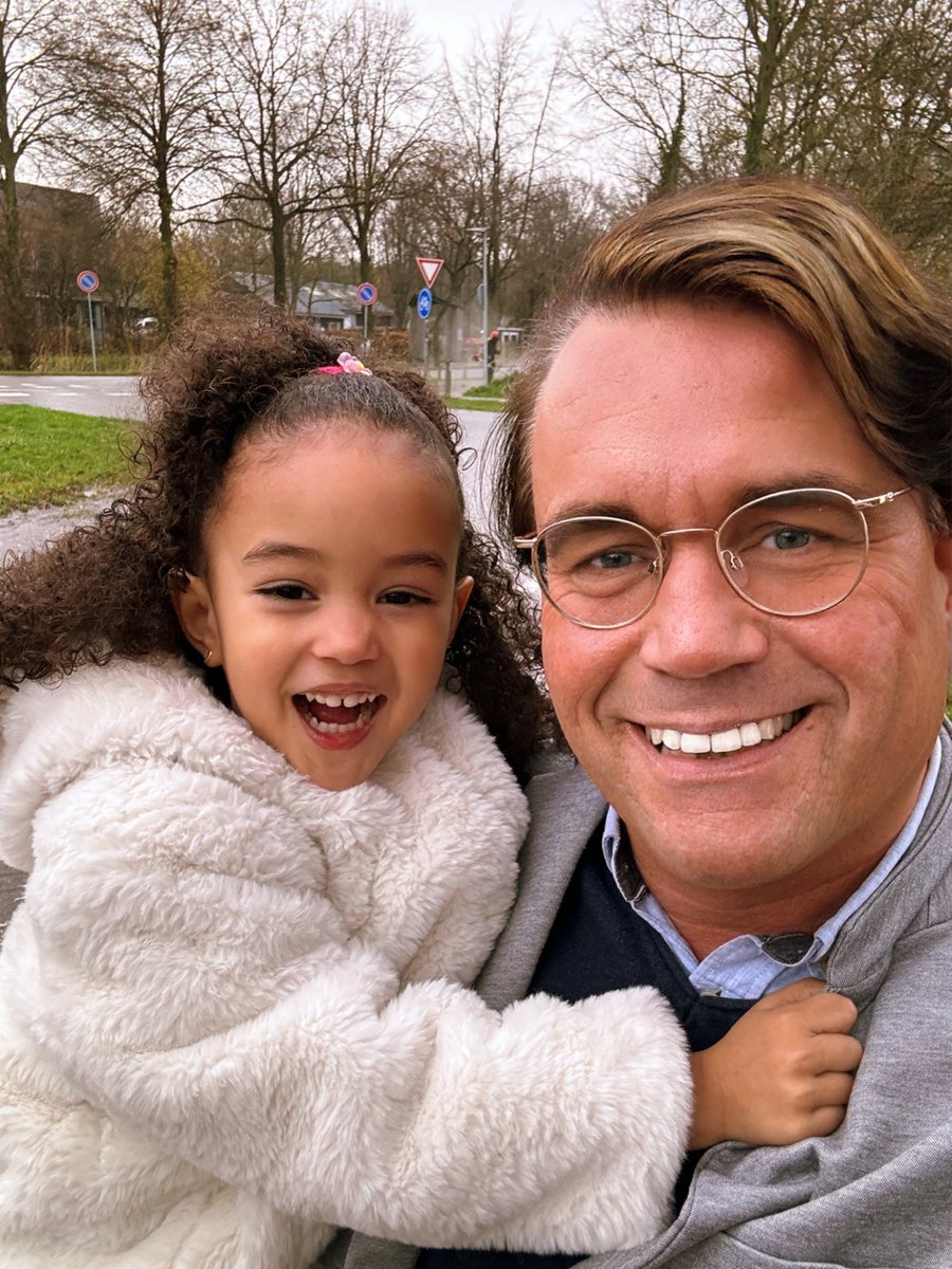 BasEmons's tweet image. Prachtig moment van pure vreugde met mijn lieve dochter Hope. Haar lach verlicht zelfs de grijsste dagen, haar omhelzing verwarmt mijn hart. Dankbaar voor deze kostbare tijd samen, voor de liefde die God ons schenkt, en voor de zegen die zij is in mijn leven. Mijn kleine…