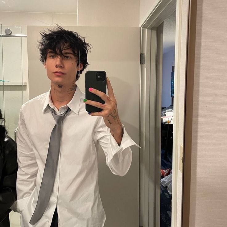pray4jxdn_'s tweet image. need more jaden mirror pics 😔✋🏻