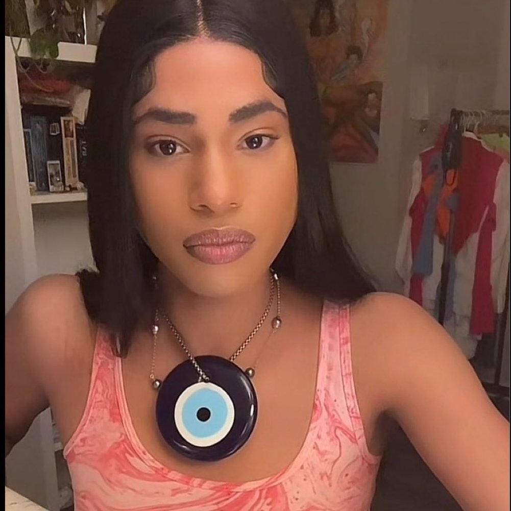 haerimchu's tweet image. how the weme girls should be walking around