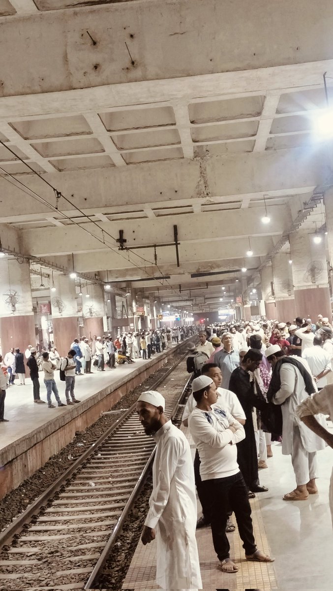 34Taufique's tweet photo. You are requested to run extra train
Panvel to csmt 
@Central_Railway @WesternRly @RailwaySeva @RailMinIndia https://t.co/x78kDMkImY