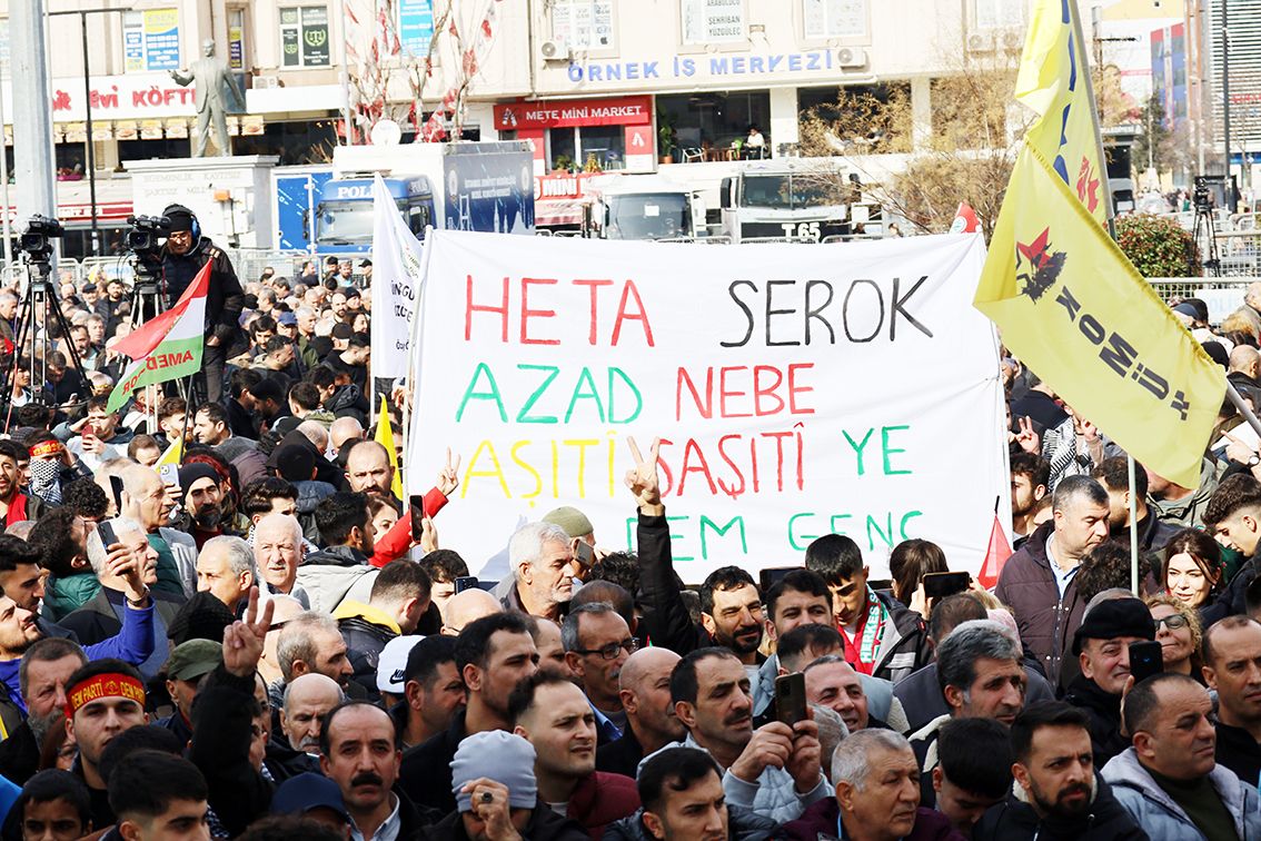 📌Sopa-havuç taktiğiyle barış olmaz 

◾️Esenyurt'taki mitingde konuşan DEM Parti Eşbaşkanı Tülay Hatimoğulları, "Barış diyeceksiniz ama kayyum atayacak, gazetecileri SİHA'yla katledecek, Rojava'ya bombalar yağdıracaksınız. Bunu kabul edemeyiz" dedi.

buff.ly/4gn4KtM