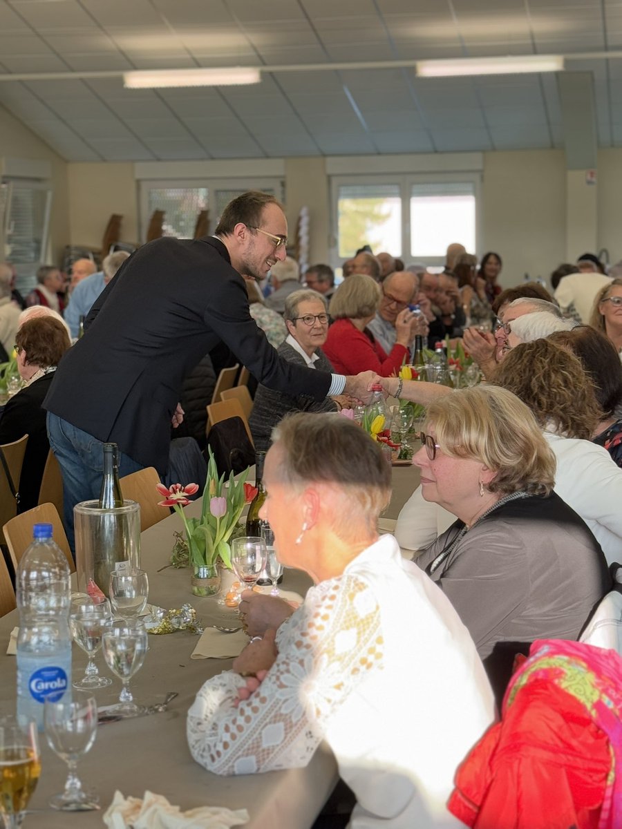 Th_Bnrdt's tweet photo. Nos aînés ont tellement de choses à nous apprendre : j’étais à leurs côtés à #Hoffen. 🙏🏻
Merci à Monsieur le Maire pour son invitation ! https://t.co/ss6Y2cOh5p