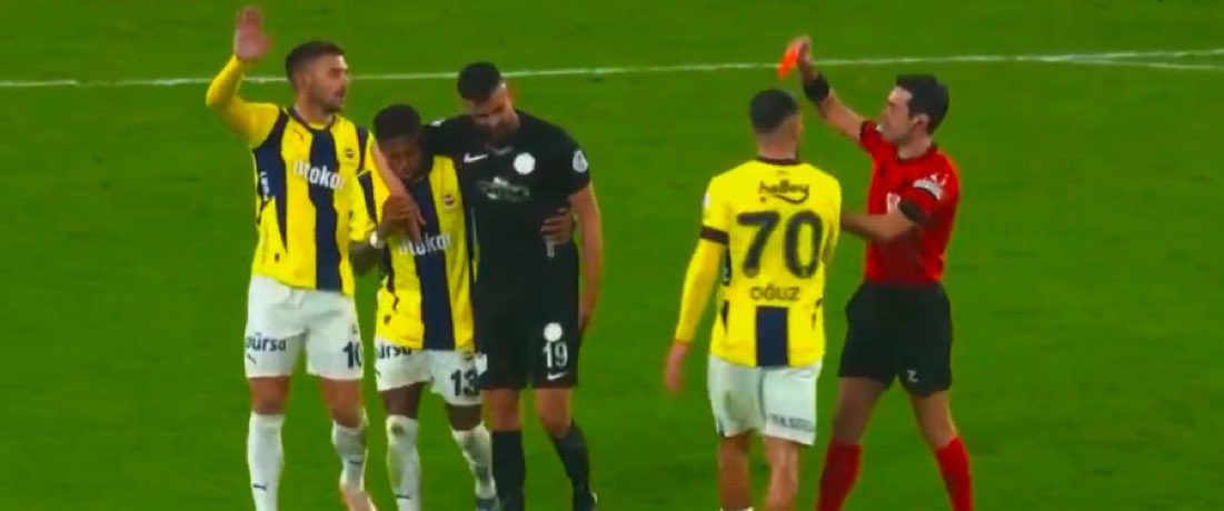 Sakat olan sporcuya rakıp takım oyuncusu yardım ederken 2. Sarıdan kırmızı verıldı. Bunu da baskasına kaptırmadık rezilsiniz 
Fenerbahçe - Rizespor
Allah belanızı versin
Kırmızı kart