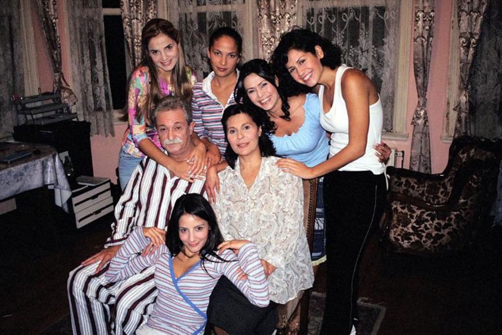 Nusret Baba: 
Bu çocuğu tanıyor musun ?

Songül: 
Tanıyorum baba

Nusret Baba: 
Çayına kaç şeker attığını biliyor musun ?

Songül: 
Bilmiyorum

Nusret Baba: 
Nasıl tanımak bu ?
 
📽️Ekmek Teknesi (2002)