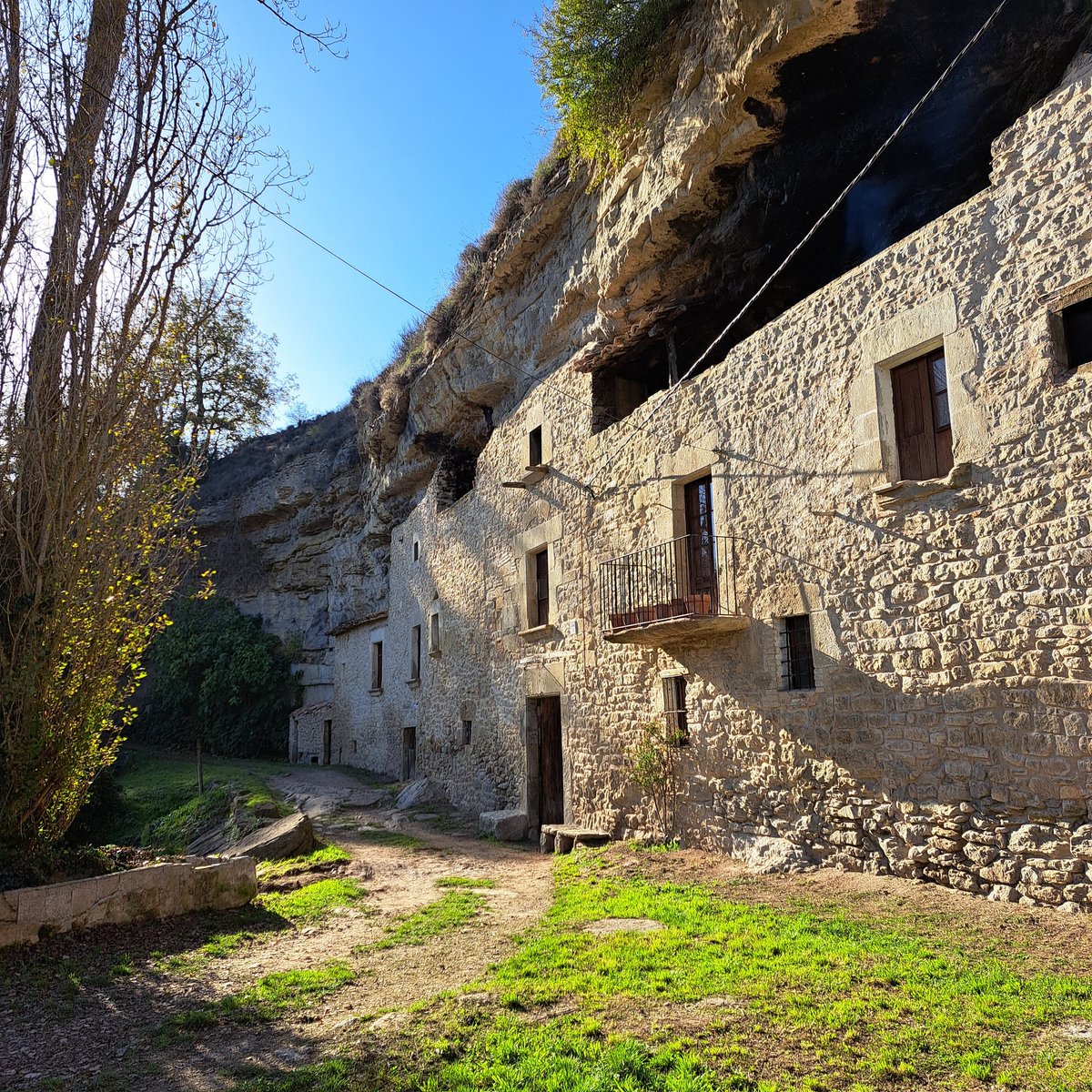 Construïda en una bauma, la masia d'Esplugues de Castellcir va estar habitada fins l'any 2002, quan en Joan en va haver de marxar per la seva avançada edat. La vida hi era dura, però ho va fer a contracor perquè havia convertit aquest bell indret en la seva llar.