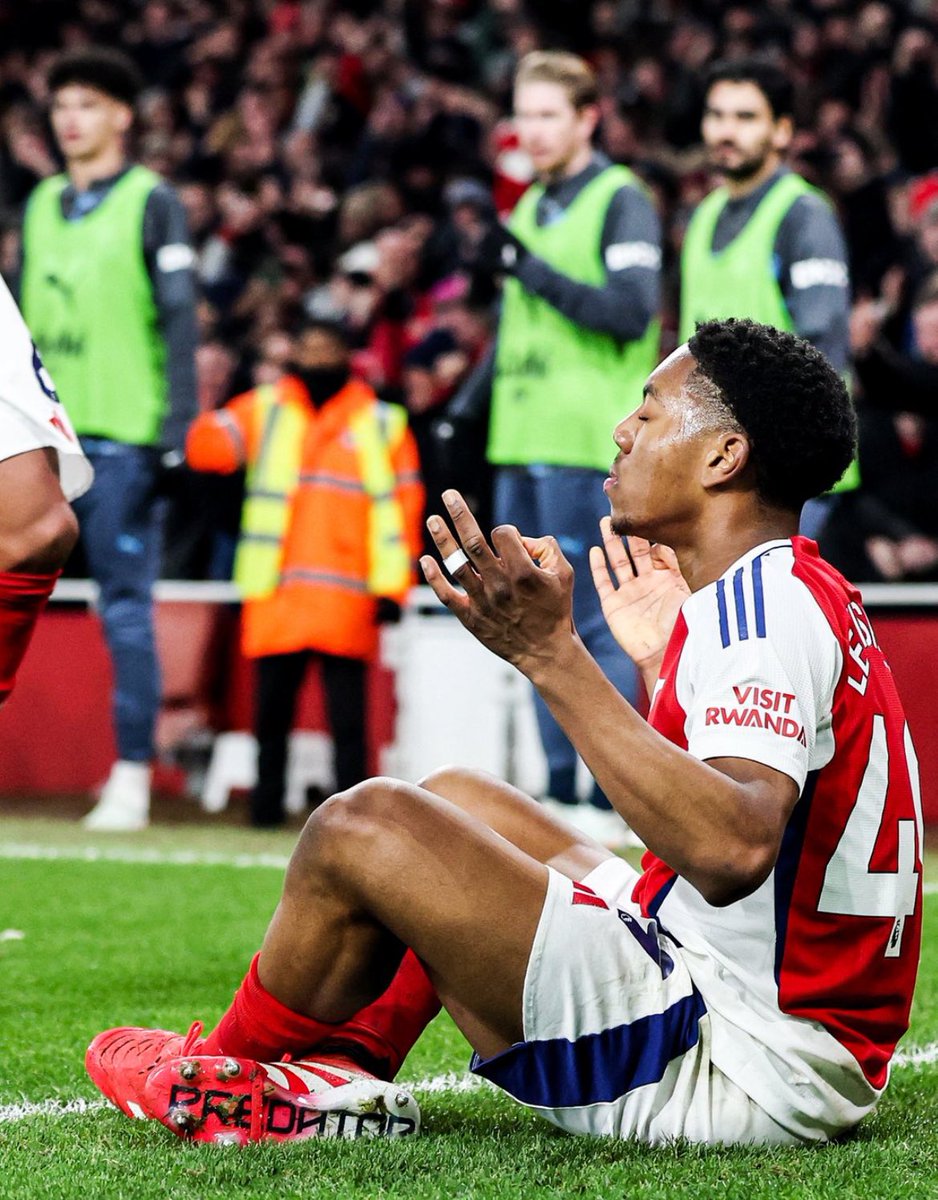 GoonerTaIk's tweet image. Every single angle of this celebration gives you a new thing to laugh at.