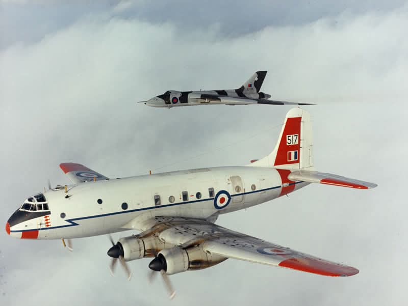 clark_aviation's tweet image. An unlikely duet?🤔
This Handley Page Hastings T5 was very much a part of the RAFs V-bomber force. It was used to teach future V-bomber radar navigators (bomb aimers) how to operate the NBS (Navigation Bombing System), until we'll into the 1970s. One resides @NewarkAirMus
