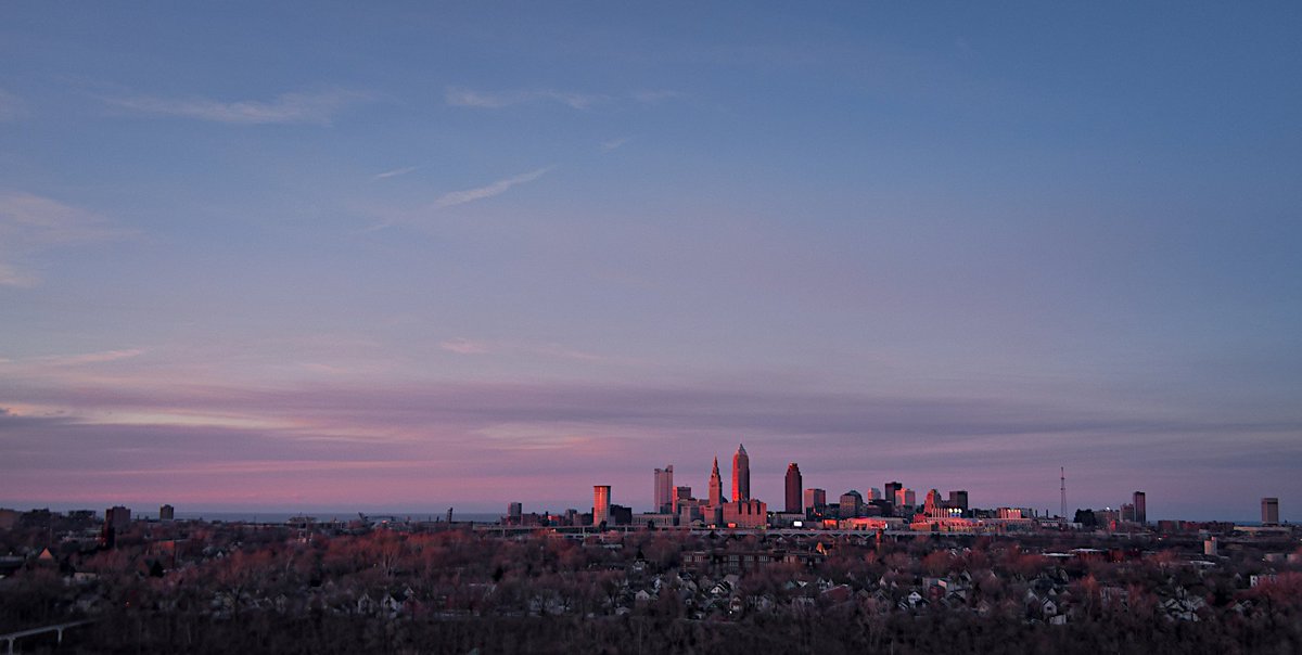 ProppedP's tweet image. Evening light over Cleveland. Calm skies, glowing city
#clevelandskyline #Tremont #sunsetviews #ClevelandOhio