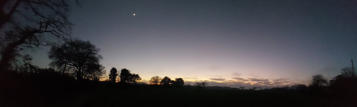 Juste à la fin de la traite s'émerveiller sur le jour qui s'en va tranquillement. C'est appréciable enfin une belle journée !
( chez nous dès qu'il ne pleut pas c'est une belle journée 😉)
Belle soirée à tous ! 
#Chandeleur #Bretagne #