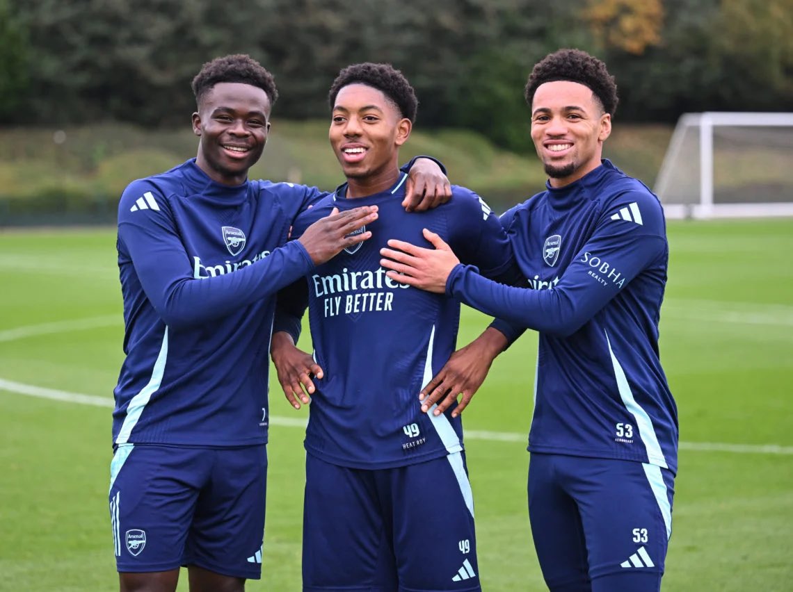 Saka, Lewis y Nwaneri en un entrenamiento con el Arsenal.