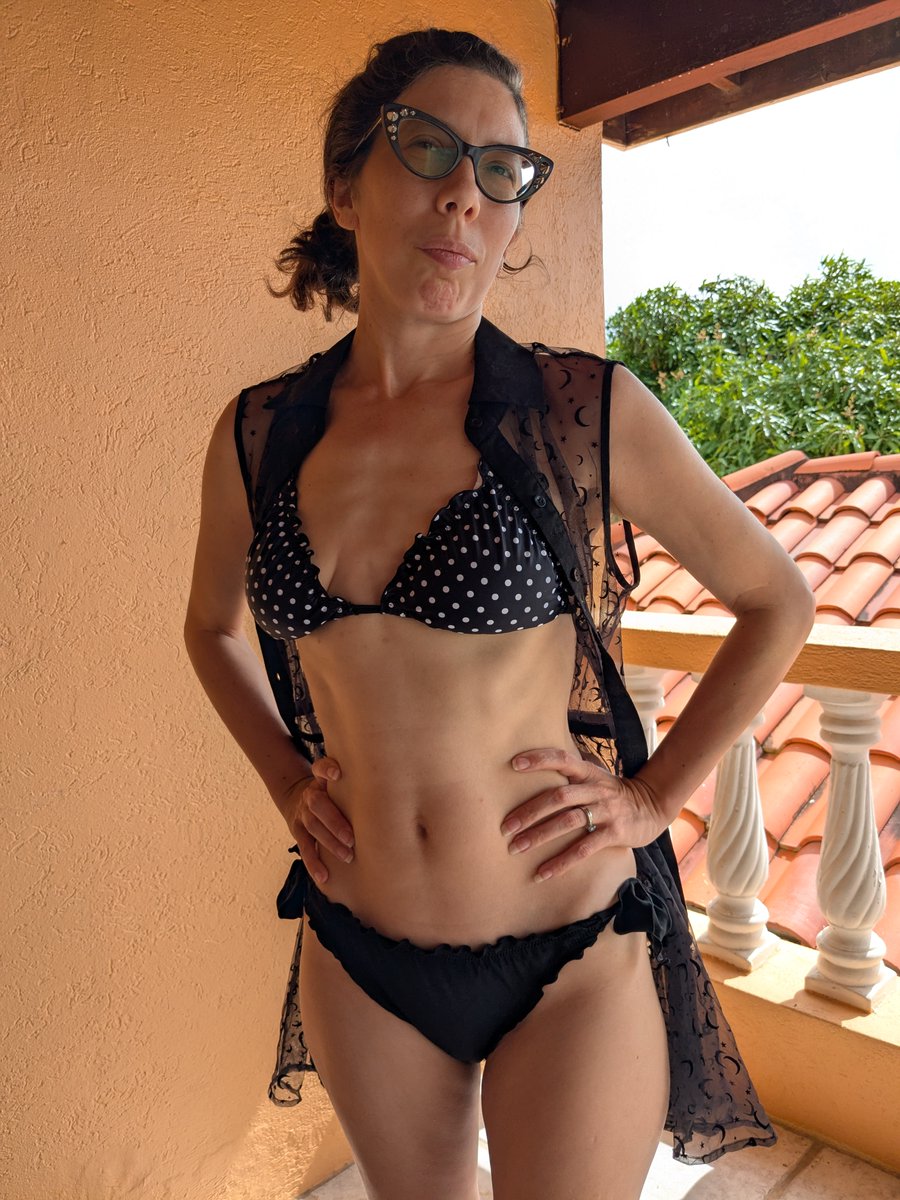 It's a nice Sunday. I think it's time to head to the beach!

#bikinibody #milf #brunette #SundayVibes