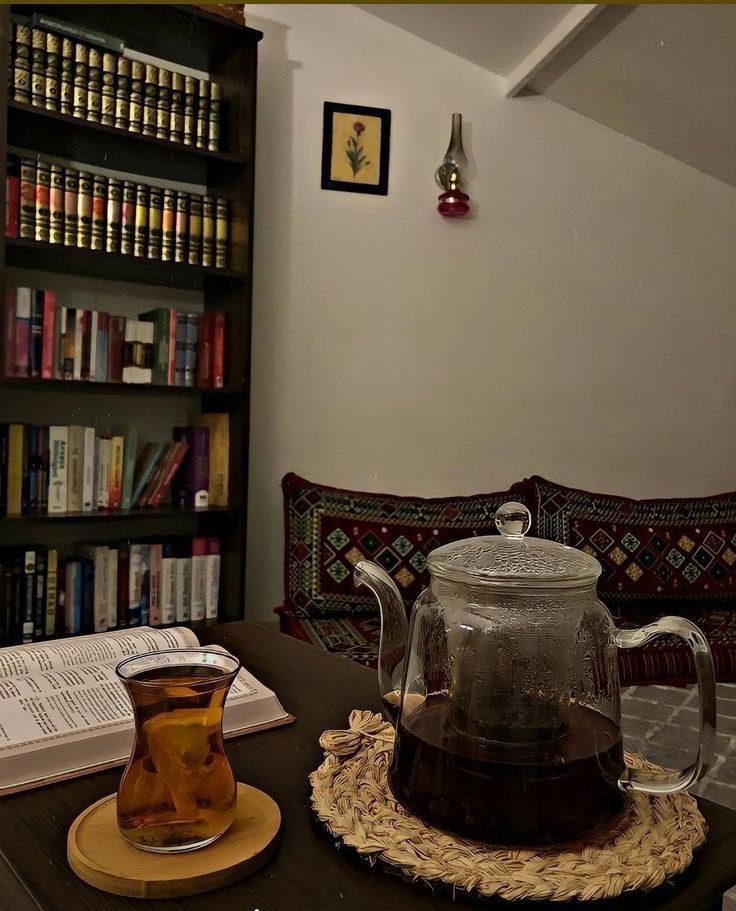 Medadlines's tweet photo. "ولي فِي العُزْلَةِ الصَّمَّاءِ أُنسٌ 
أَلُوذُ بِهَا إِذَا صَخِبَ الأَنَامُ." https://t.co/i3mIWxDa1o