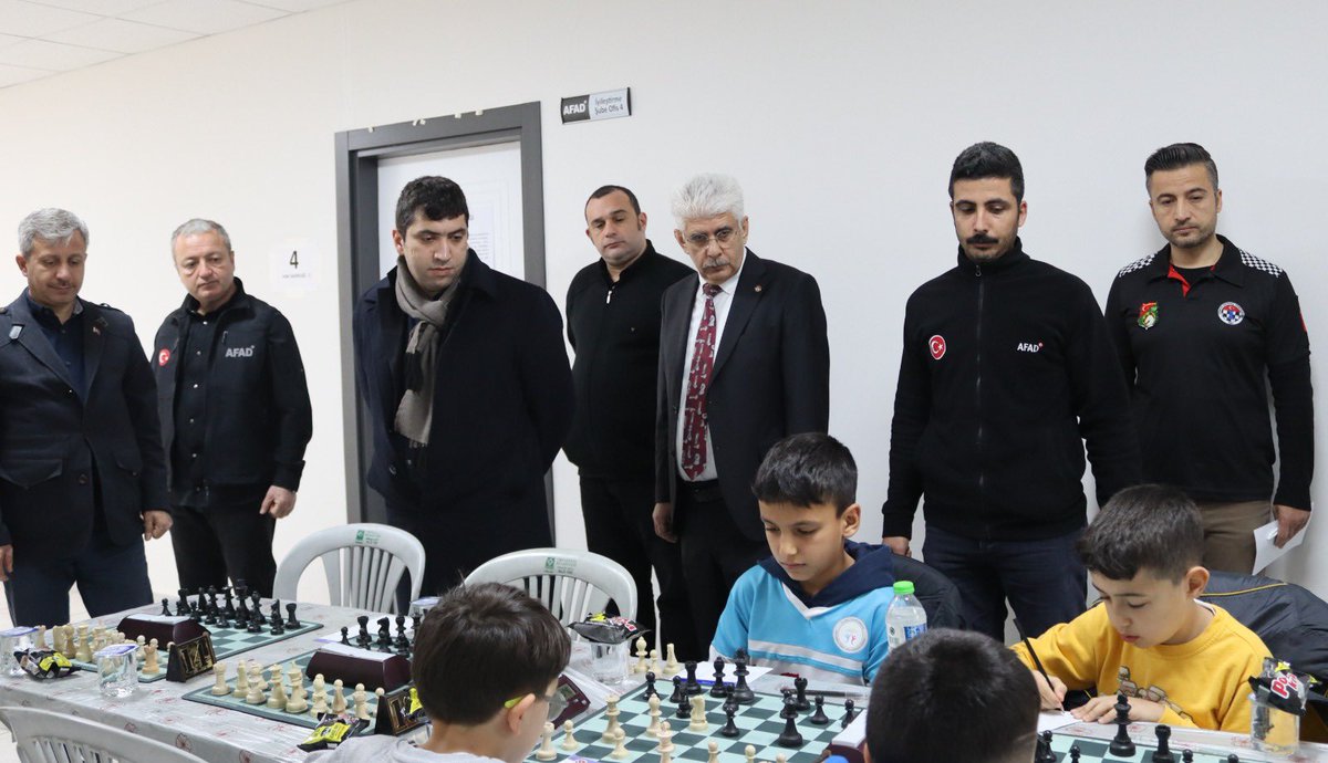 6 Şubat depreminin ikinci yılı nedeniyle deprem bölgesindeki ziyaretlerini sürdüren Asbaşkanımız Seçkin Serpil ve beraberindeki heyetimiz Pazar günü Osmaniye AFAD 6 Şubat Deprem Farkındalık Turnuvası’nı ziyaret etti. Sporcu ve velilere satranç takımı ve cep satrancı hediye