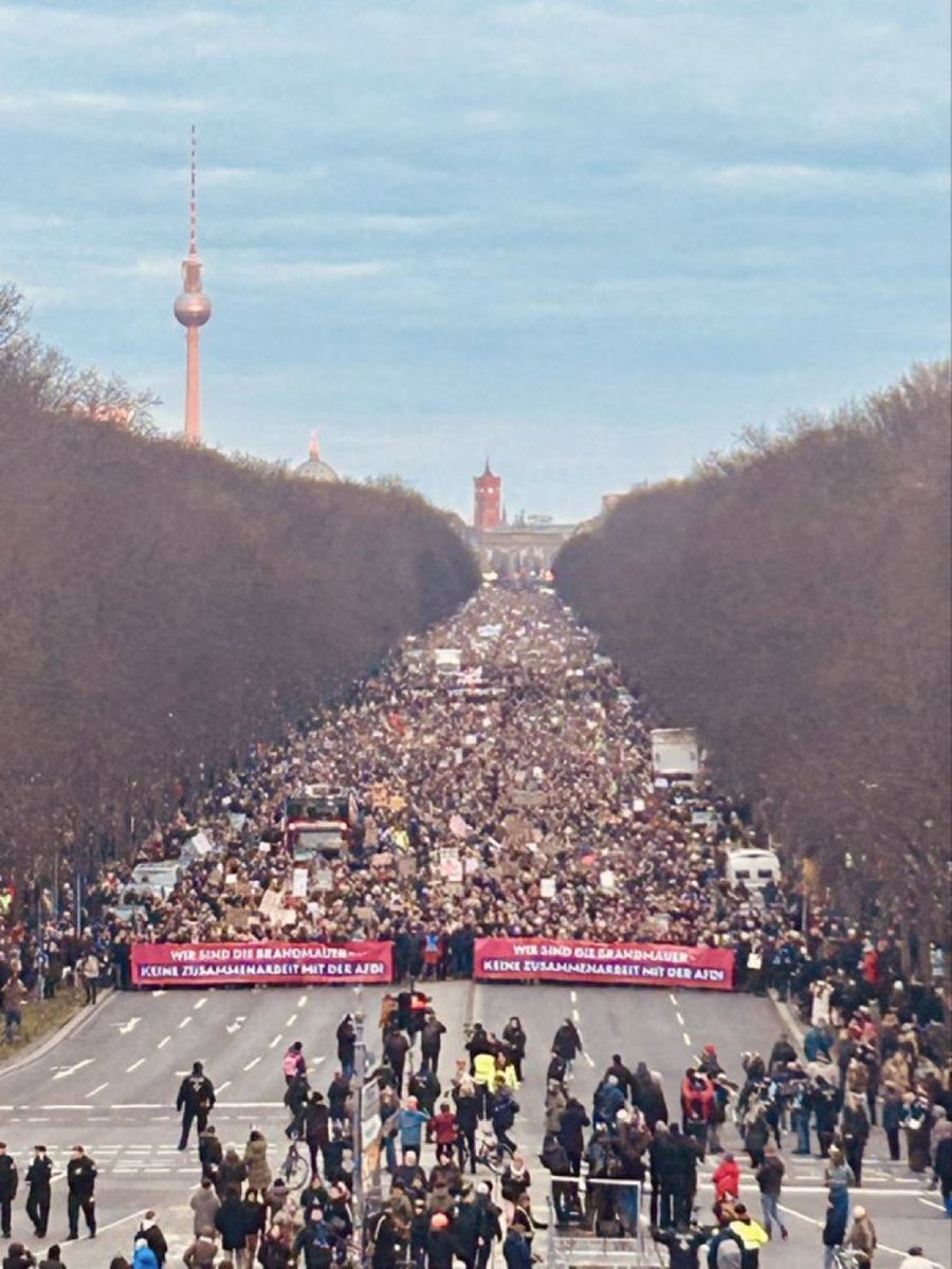 Ilangabet's tweet image. 🚨 IMMENSE manifestation en Allemagne contre L’EXTRÊME DROITE 

Près de 250.000 personnes ont manifesté dans tout le pays selon les organisateurs

Parce que la bas l’extrême droite, ils ont déjà essayé.