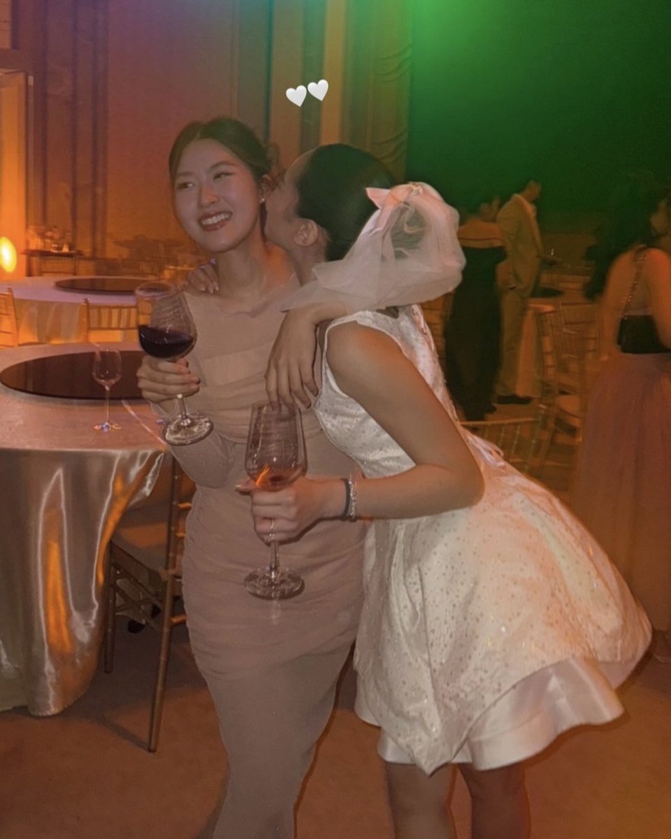 stangpas's tweet photo. งานแต่งแรกของปีนี้ตังได้ทำชุด wedding after party เจ้าสาวบรีฟว่าขอชุด wedding after party ที่มี glitter วิบวับเล่นแสง ตังเลยตั้งใจหาผ้าอย่างหนักมากกกกกกกกกกก (กอไก่ล้านตัว) + design ทรงกระโปรงที่มี inspiration มาจากดอกกุหลาบสีขาวในงานแต่งงาน + hair accessories จากแบรนด์ตัวเอง https://t.co/TVLEKBH5q3