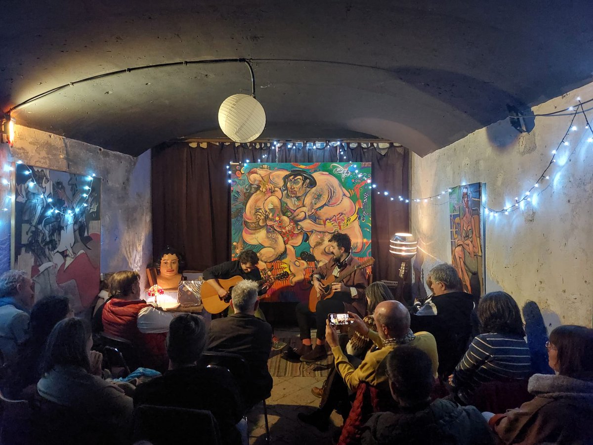 Espectacular final de la segona edició del Guitarraco que impulsa el músic i guitarrista Paul Pèrrim. Avui a l’Studio 23 de la Part Alta de Tarragona hem pogut veure en petit comitè al mateix Paul Pèrrim i al guitarrista Xisco Rojo. Fantàstica manera d’acabar el cap de setmana!