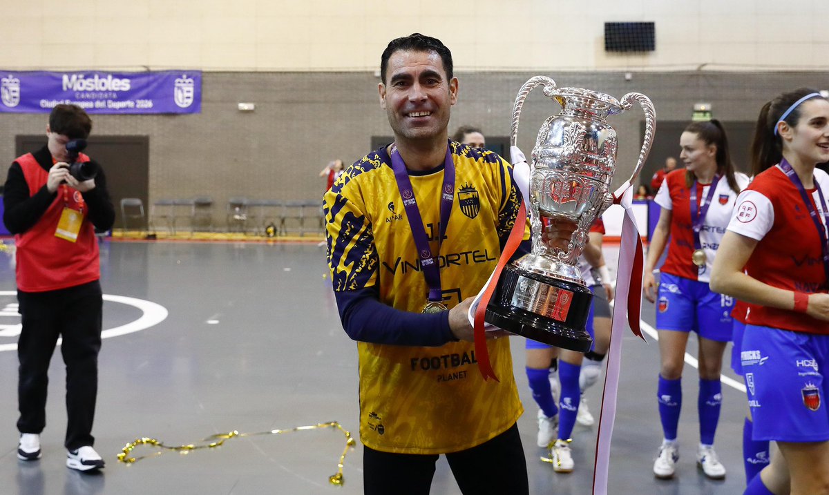💥 Joan Linares, entrenador del <a href="/futsi_atletico/">Futsi Atlético Navalcarnero</a>, se proclama campeón de la #SupercopaFSF🏆🇪🇸

Enhorabuena, míster, y felicidades también a todas las campeonas 👏

#EntrenadorRFEF | <a href="/FutSalRFEF/">Futsal RFEF</a>