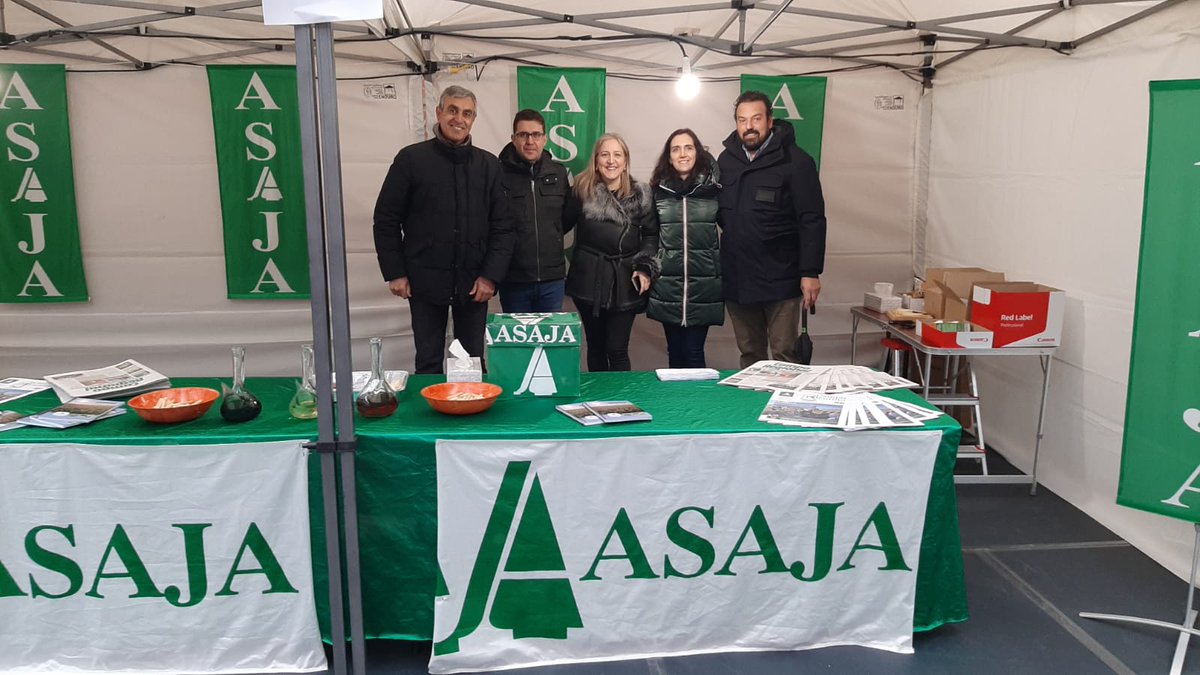 ASAJACyL's tweet photo. Un año más @ASAJAPALENCIA ha contado con stand en la Feria de Las #Candelas, en Saldaña #Palencia. Pese al intenso frío, cientos de visitantes se han acercado a un certamen creado en 1885, con gran tradición entre los profesionales del sector agroganadero.
@ayto_saldana https://t.co/Vkn4QQlbk5