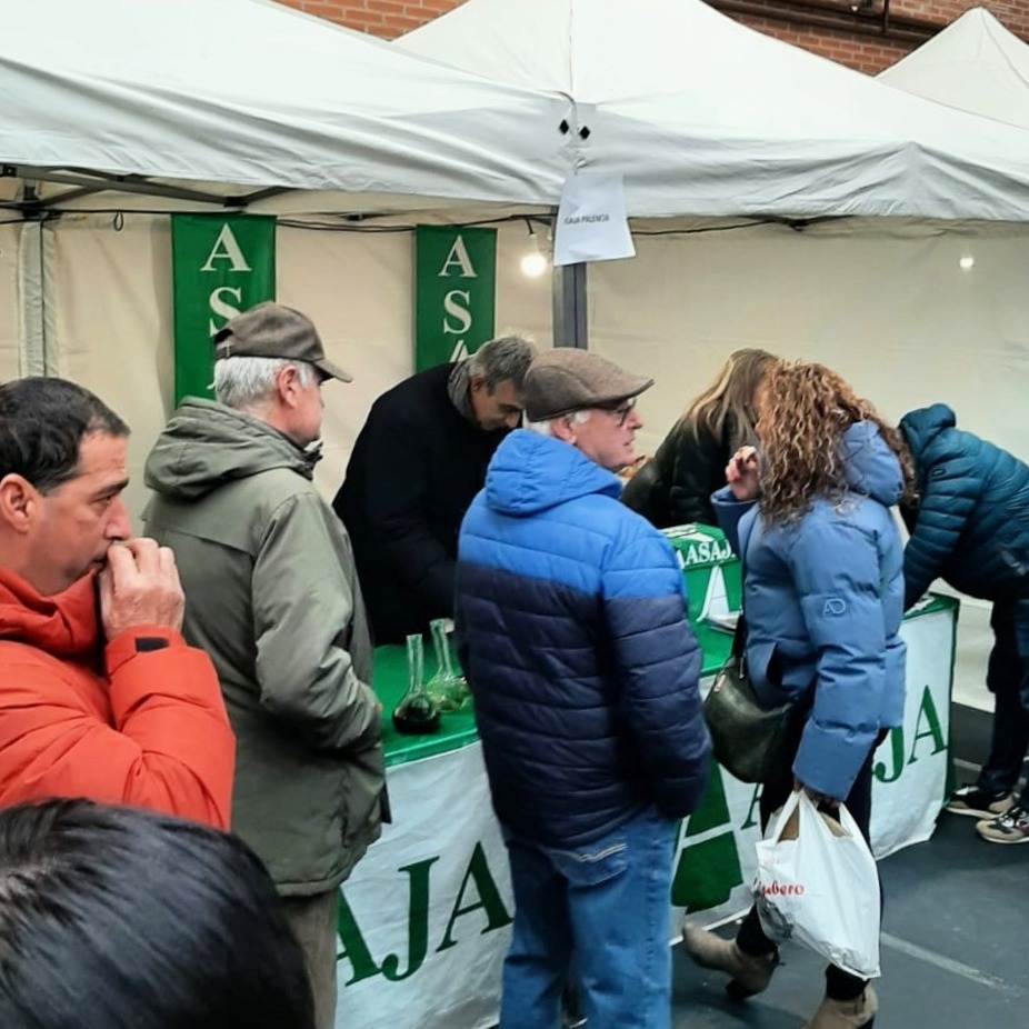 ASAJACyL's tweet photo. Un año más @ASAJAPALENCIA ha contado con stand en la Feria de Las #Candelas, en Saldaña #Palencia. Pese al intenso frío, cientos de visitantes se han acercado a un certamen creado en 1885, con gran tradición entre los profesionales del sector agroganadero.
@ayto_saldana https://t.co/Vkn4QQlbk5