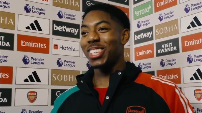 __SakaSZN's tweet image. 👀🎙️”Myles, you got asked who are you by Haaland in September. You think he knows now?”

*Laughs* “I’ve been working hard, staying grounded and just trying my best for the team”

“Any words to Haaland?”

“Stay humble bro”

HE JUST GETS IT 😭♥️