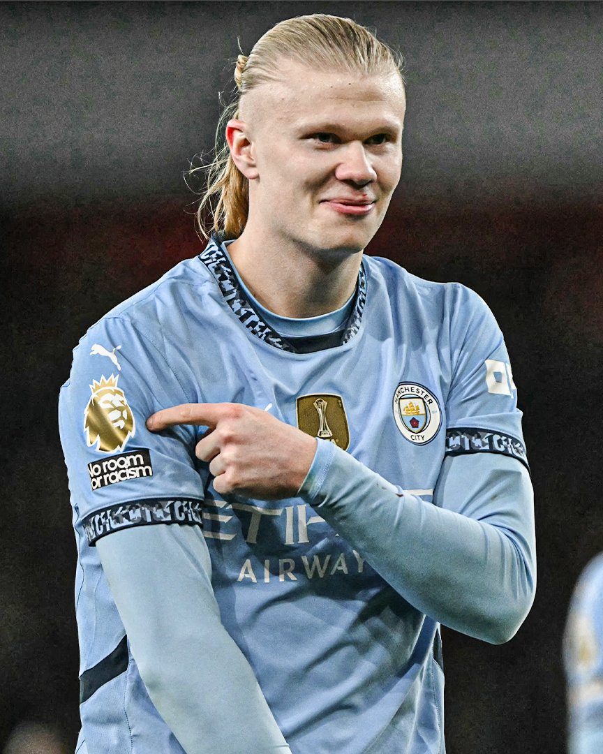 ESPNUK's tweet image. Erling Haaland sending a reminder to Arsenal fans at full-time 👀🏆