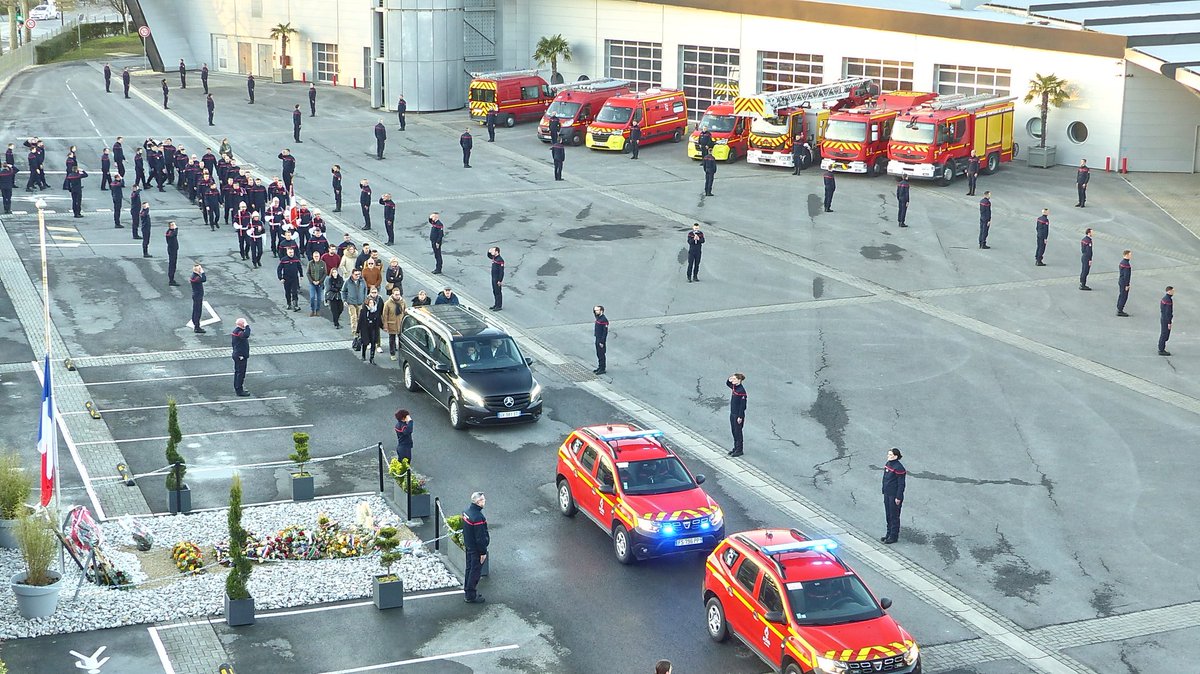 SDIS51's tweet image. ⚫️ Ce samedi 1er février 2025, les sapeurs-pompiers ont formé une immense haie d’honneur sur la Chaussée Bocquaine et dans la cour du centre d’incendie et de secours mixte de Reims Marchandeau pour accueillir le cortège funèbre du sergent Clément VILNET.