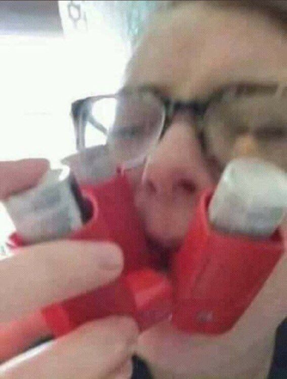 on czekał przy oknie aż nadjedzie powóz, żeby od razu wyjść jej otworzyć