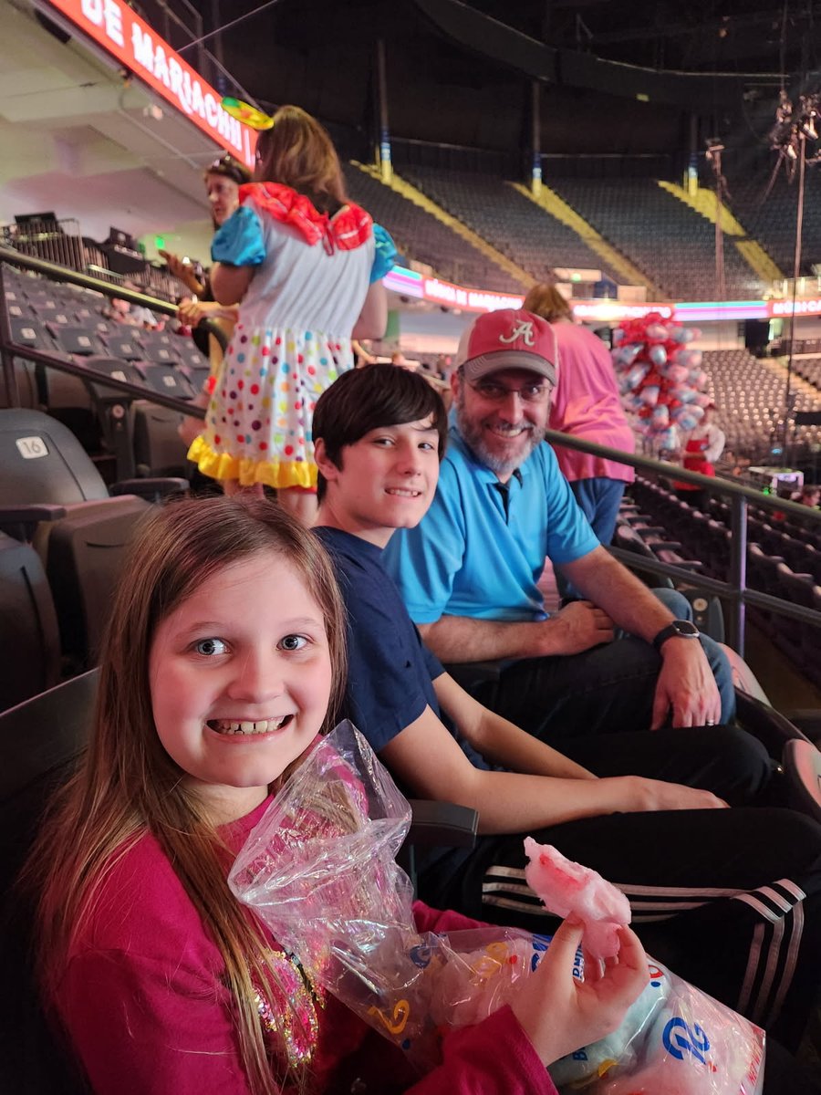 BamaFever201's tweet photo. #Ringling https://t.co/eVajuLlAp2