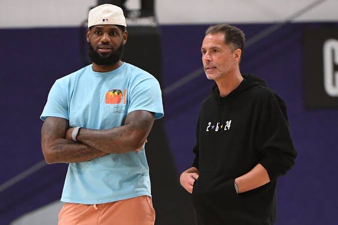 LegionHoops's tweet photo. DEVELOPING: The Lakers are “aggressively” making trade calls for a center, per @esidery

(h/t @TheHoopCentral) https://t.co/z20Z8Mz0St