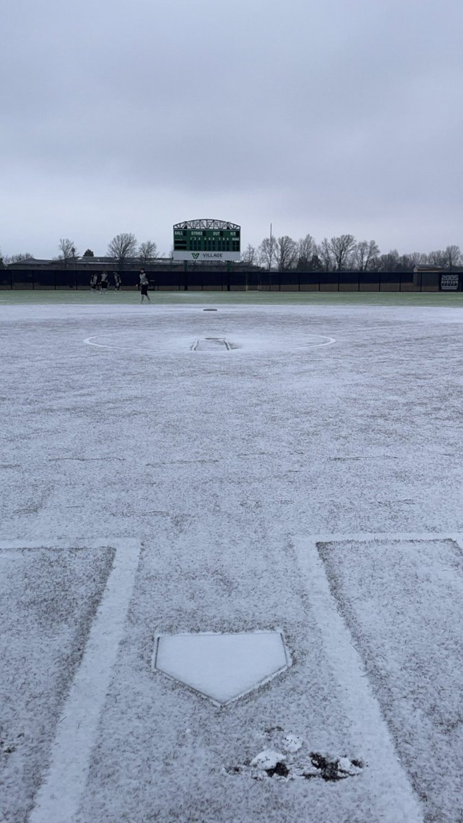 GBPhoenixSB's tweet image. Making your inner child happy on the first outdoor practice of the spring semester! ❄️ 🥎